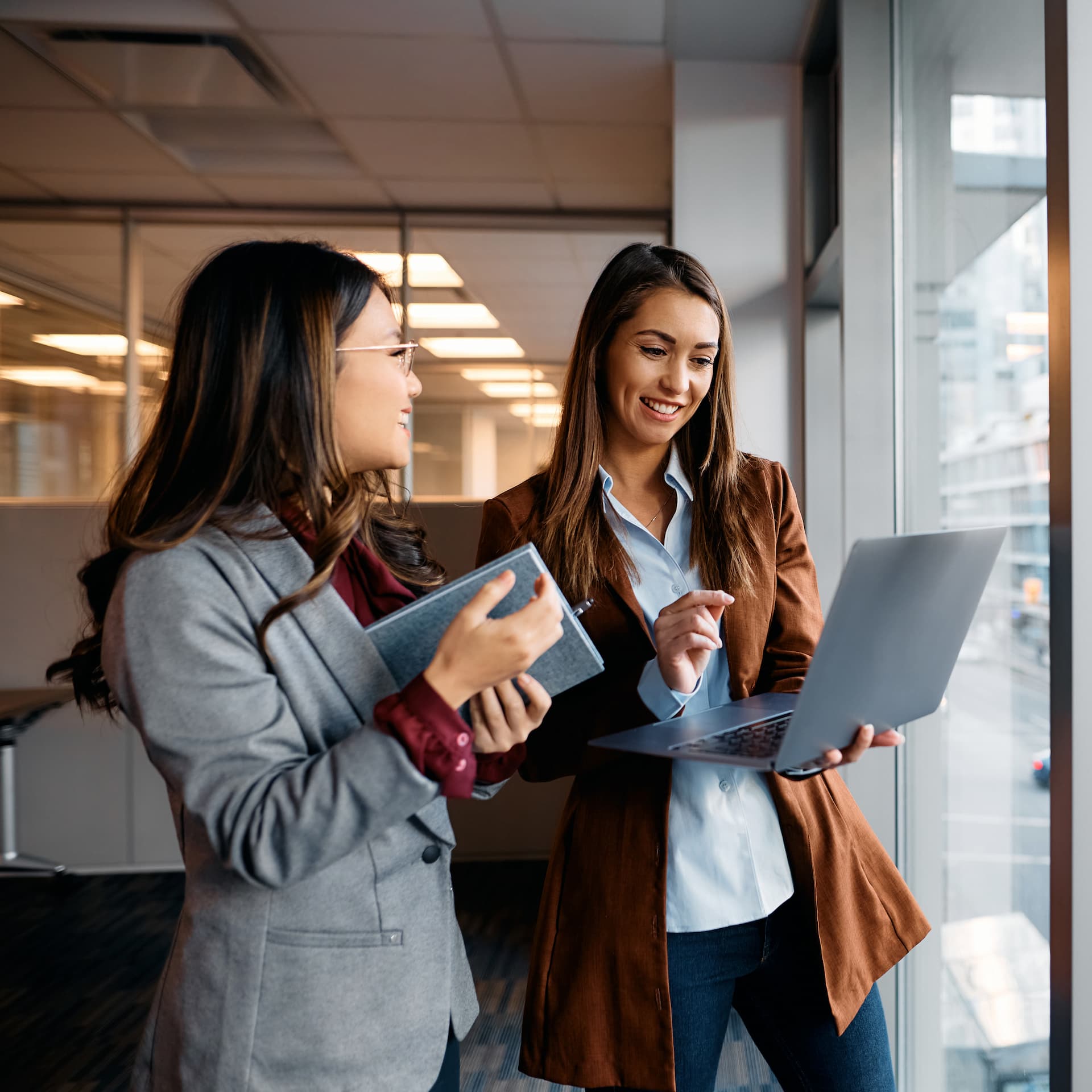 Frauen im Gespräch im Büro